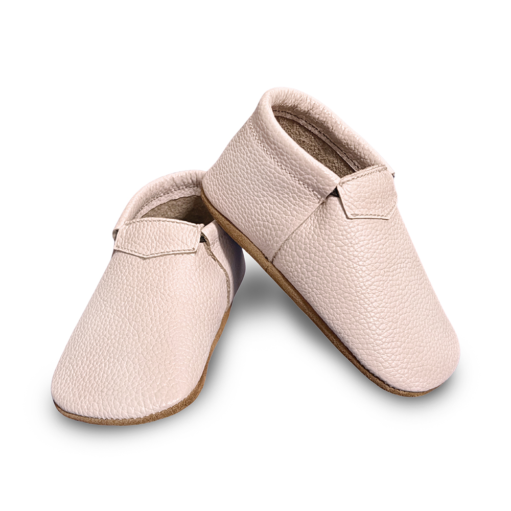 ZAPATOS MOCS DE CUERO COLOR ROSADO HECHOS A MANO PARA BEBÉS Y NIÑOS